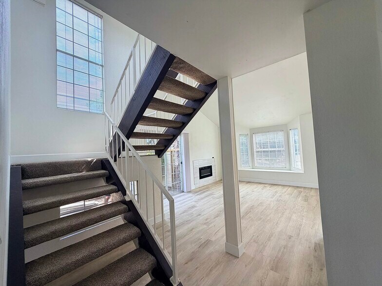 Building Photo - 1448 Plymouth Rock Way