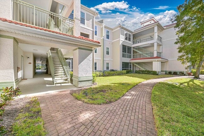 Building Photo - AVAILABLE January 2026 - 1/1 Condo - Acros...