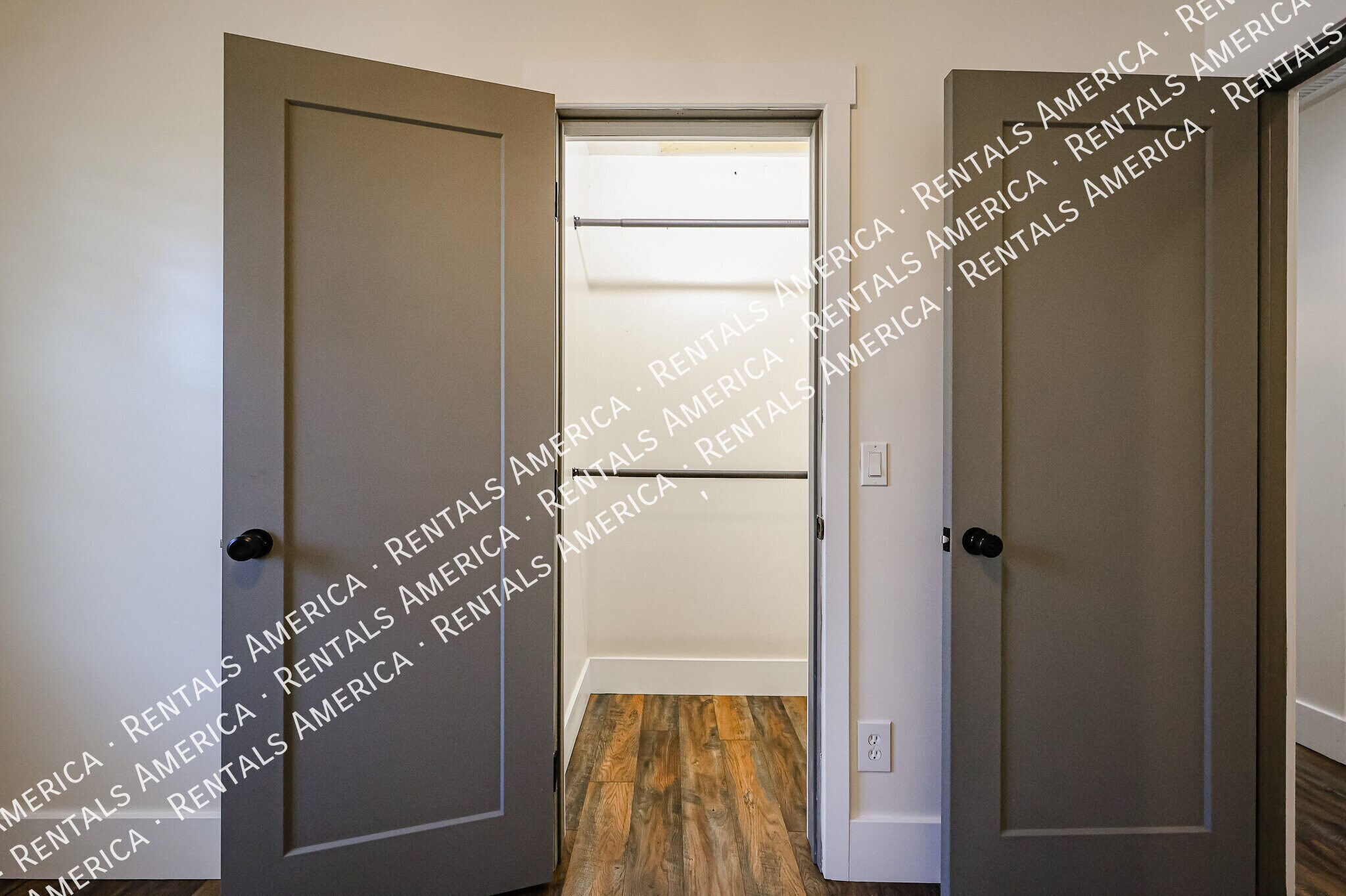 Building Photo - 1310 W Glenrosa Ave