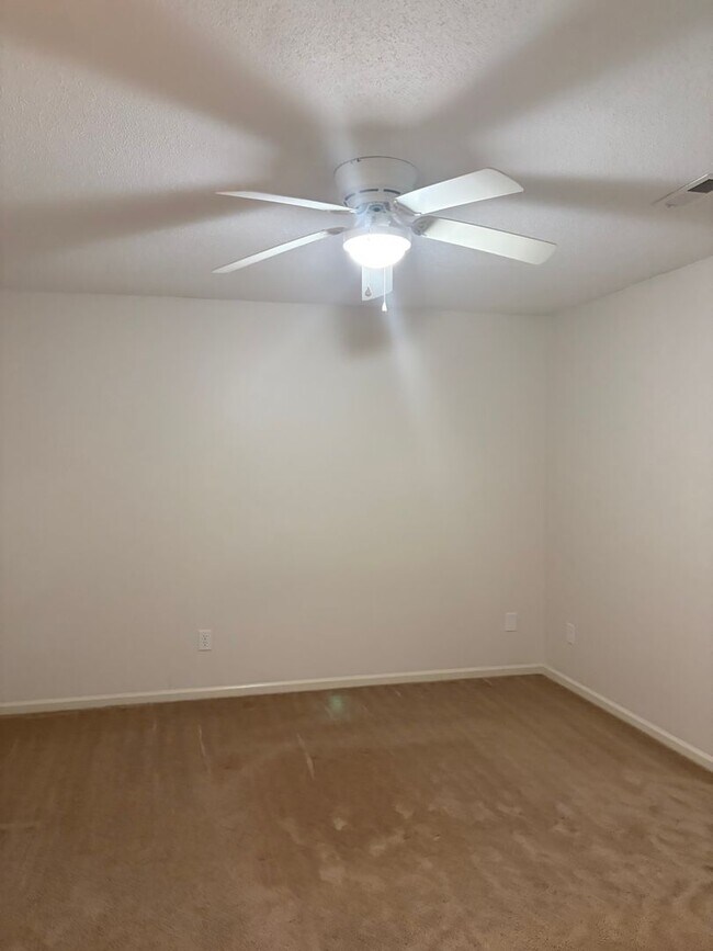 Building Photo - 2 BEDROOM CHARMER-PRIVATE PATIO- 2 brm  2.5 bath-Front Door Parking-On-site Pool-Outside storage-...