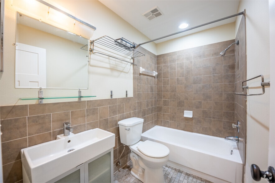 2BR, 1BA - 910SF - Bathroom - Casa Corsicana