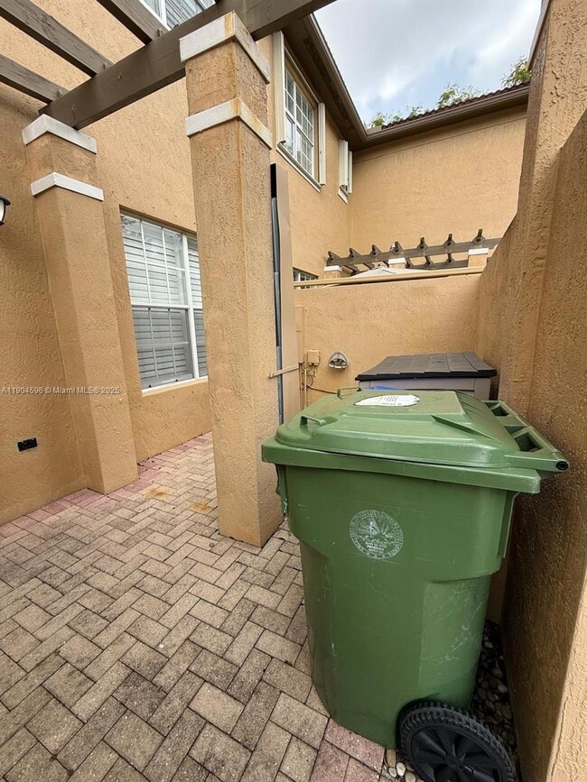 Building Photo - 705 SW 147th Ave