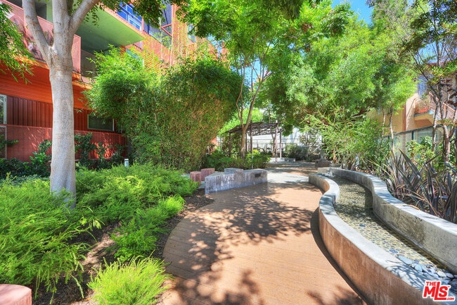 Building Photo - 1140 N Formosa Ave