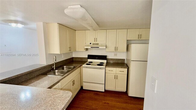 Building Photo - 9788 Nob Hill Ct