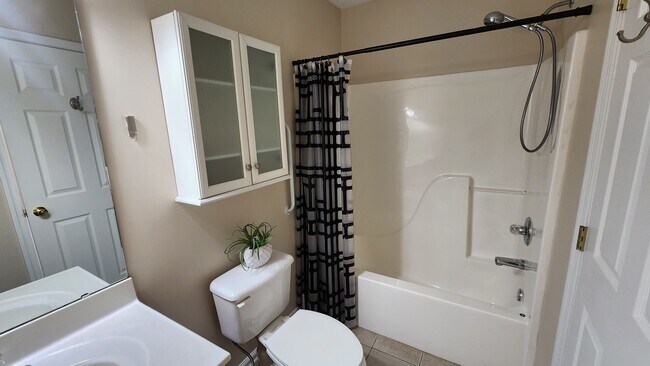 2nd bedroom bath - 833 Plantation Dr