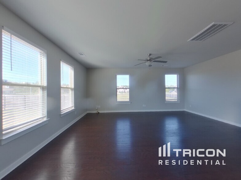 Building Photo - 4941 Kingdom Dr