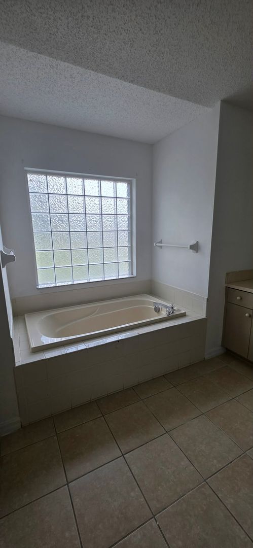 Building Photo - Spacious 3BR/2BA Home with Screened Patio and 2-Car Garage