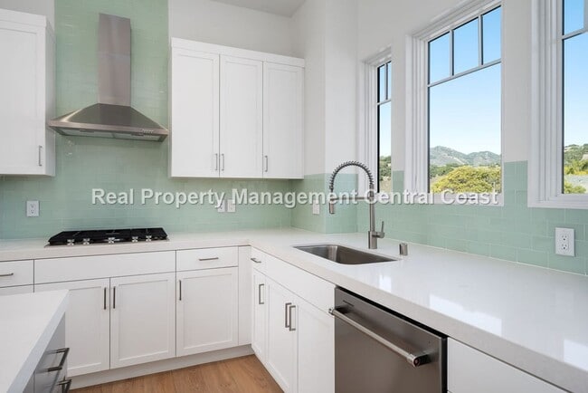 Building Photo - AVAILABLE JULY - Executive Townhome in Avi...