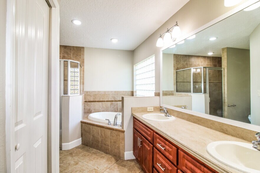 Building Photo - 8343 Natoma St