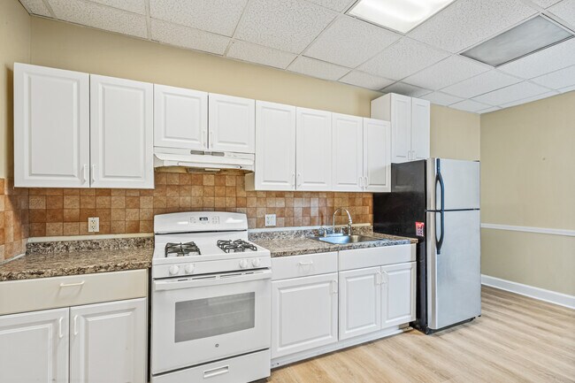 Building Photo - 409 Plandome Rd