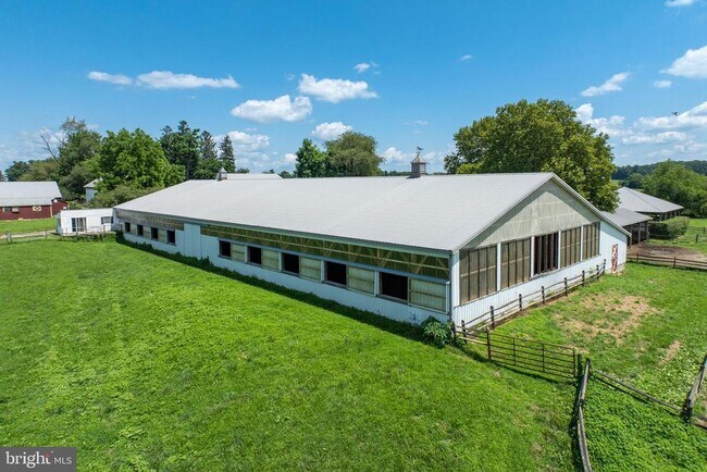 Building Photo - 1540 W Doe Run Rd