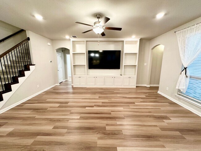 Building Photo - Room for the family!