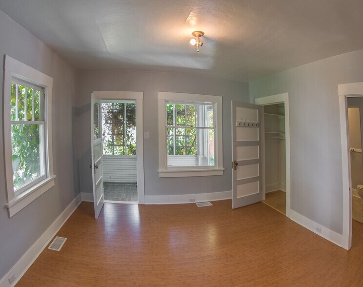 livingroom - 127 1/2 Keystone Ave