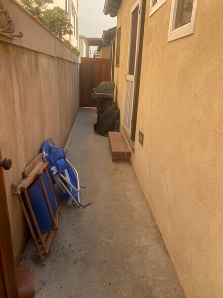 gated back breezeway with BBQ - 112 19th St
