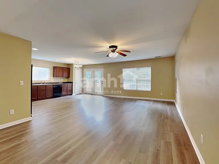 Building Photo - 100 Trayesan Dr