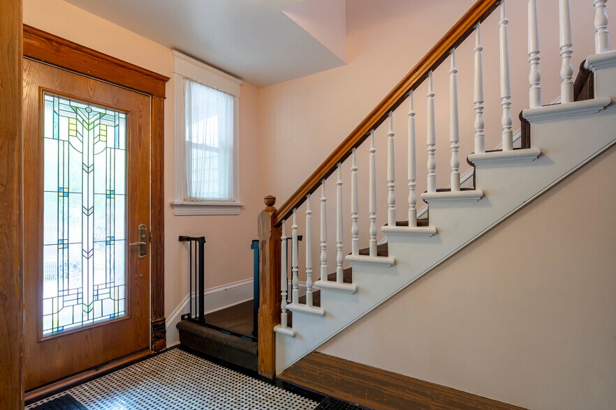 Building Photo - 2156 W Cuyler Ave