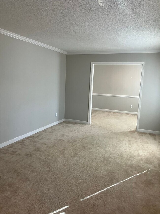 Building Photo - 1018 Jefferson Rd