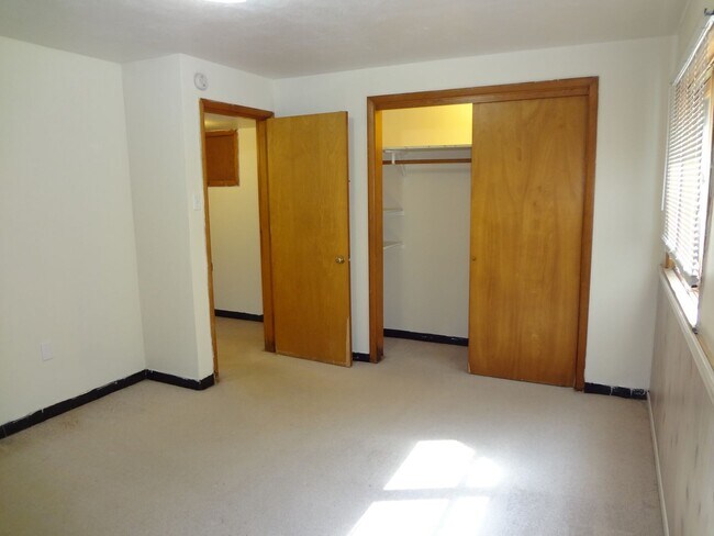 Building Photo - 400 Mimosa Ct