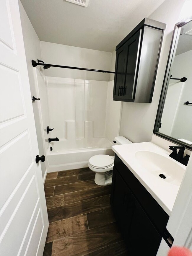 Building Photo - Beautiful 3BD 2BA Located in Edmond's Valencia NW 187th Addition!!