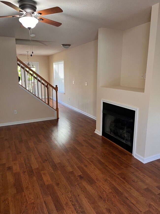 Building Photo - Convenient South Asheville two story, end ...