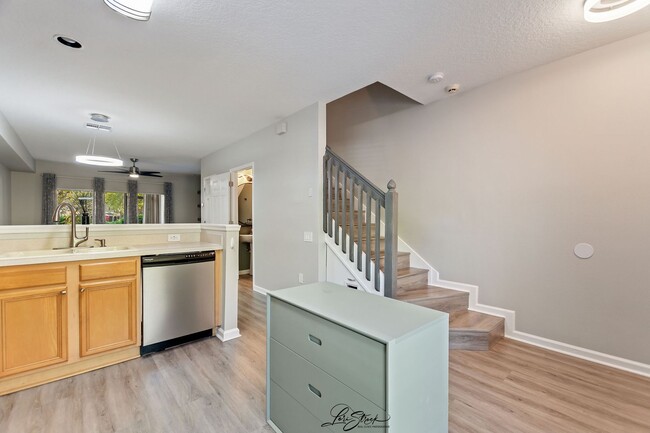 Building Photo - For rent Lake Mary townhouse 2Beth 2.5 bath