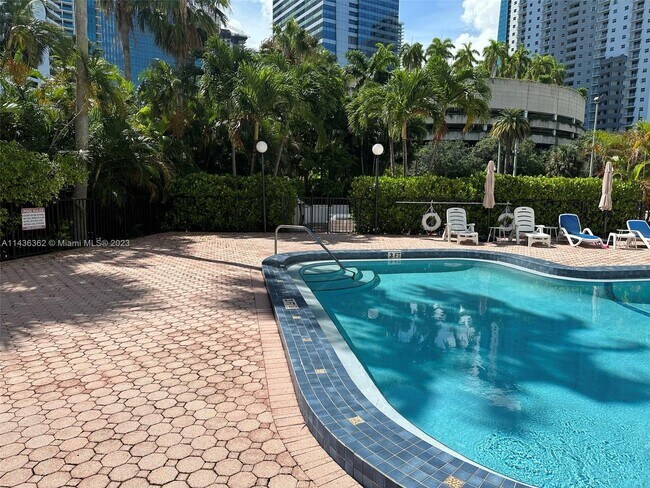 Building Photo - 1440 Brickell Bay Dr