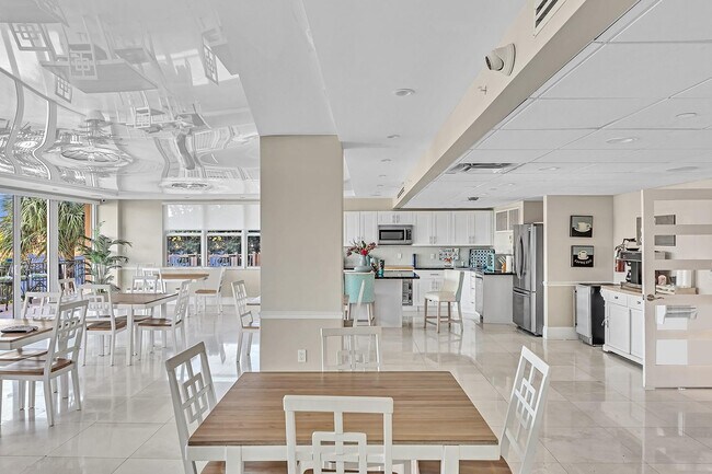 Building Photo - 1150 Hillsboro Mile