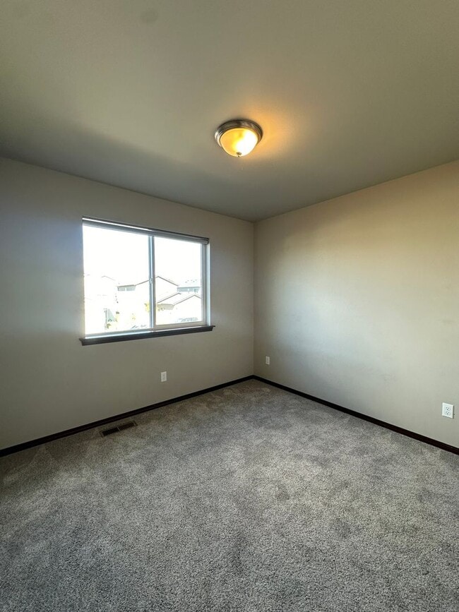 Building Photo - Amazing 3 Bedroom 2.5 Bath Duplex!