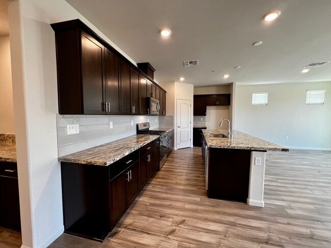 Building Photo - 2035 Greenbriar Dr