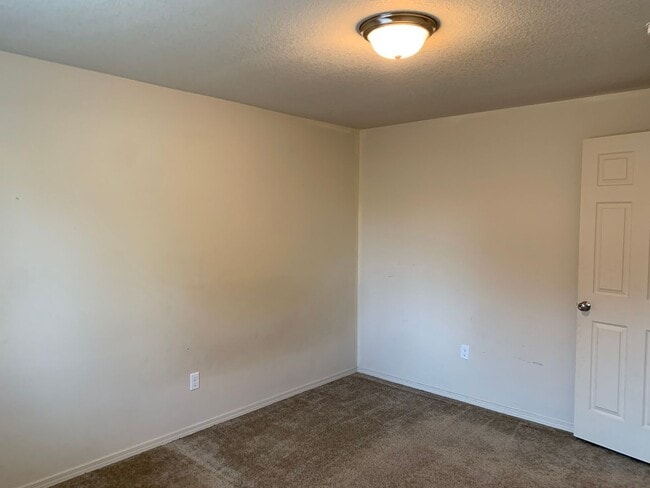 Building Photo - *** FIRST FULL MONTH'S RENT FREE***BEAUTIF...