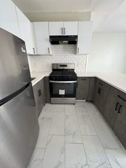 Primary Photo - 495 Clinton Ave