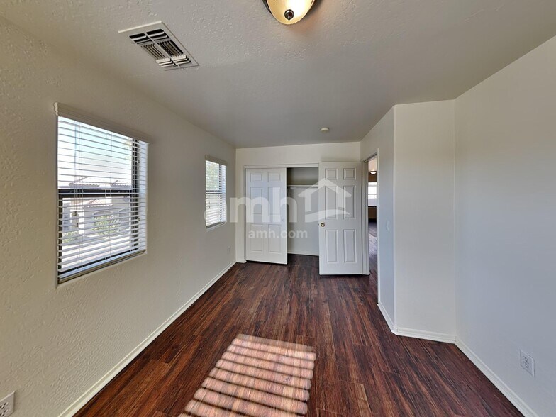 Building Photo - 18541 W Valerie Dr
