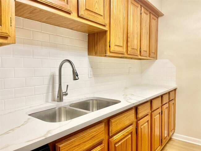 Building Photo - 1311 Antoine Dr