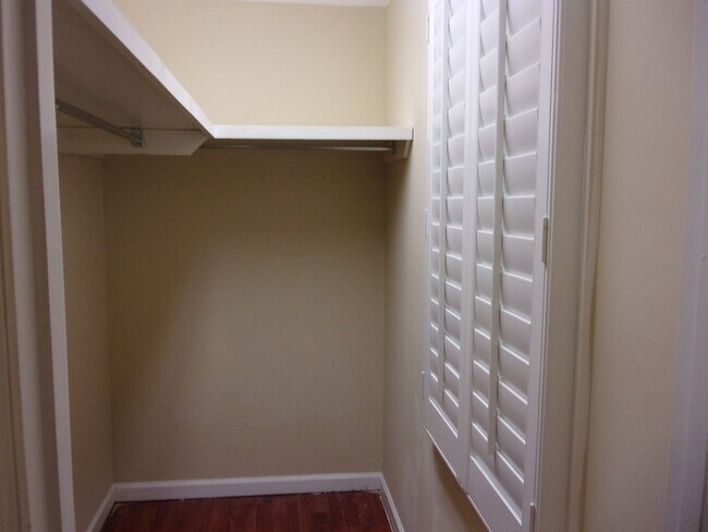 Building Photo - Beautiful 2 Bedroom Brick Ranch with Private Courtyard Patio