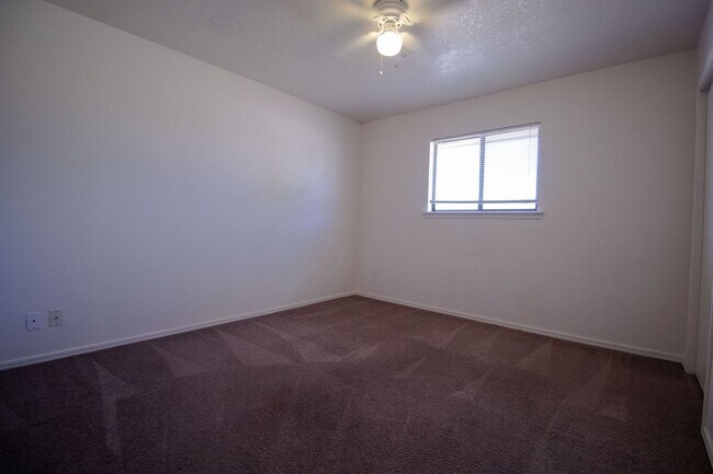 Building Photo - 2204 Lafayette Dr