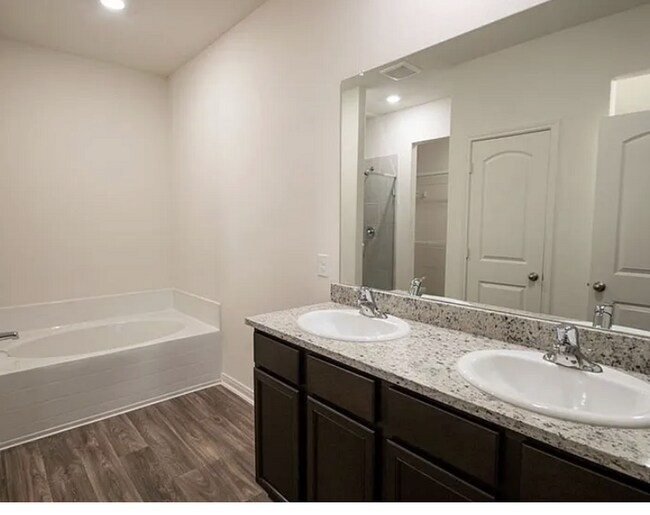 Building Photo - 5 Bedroom Available Now!