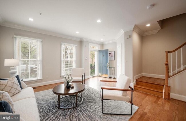 Building Photo - 420 Cook St