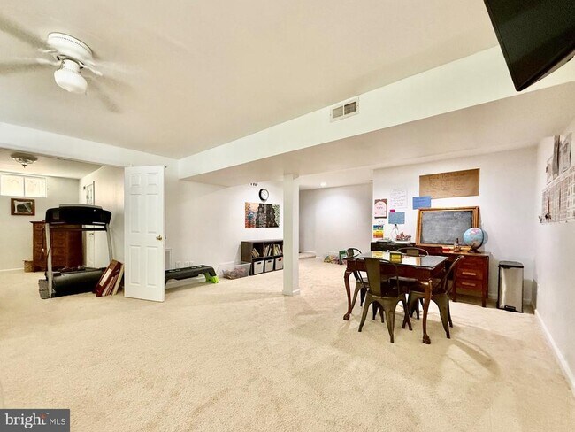 Building Photo - 8 Woodmont Ct