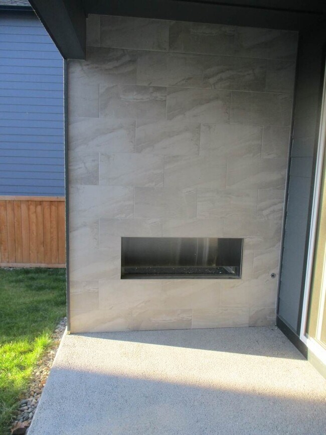 Building Photo - 4 Bedroom 2.5 Bathroom Harbor Hills Home