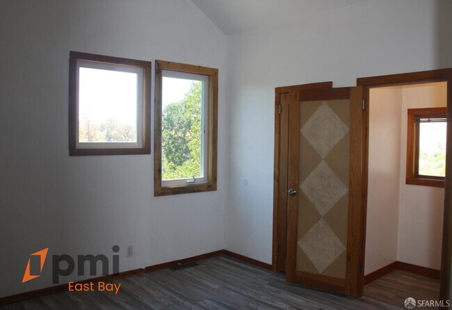 Building Photo - 539 Palms Dr