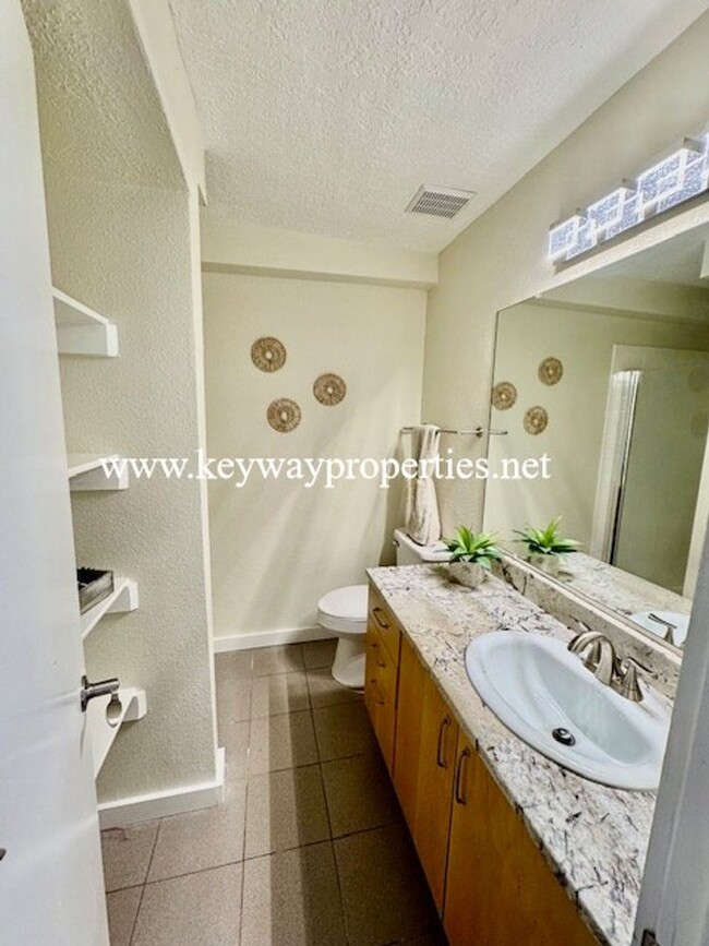 Building Photo - FootHills 3bed 2 bath Condo for rent **MOV...