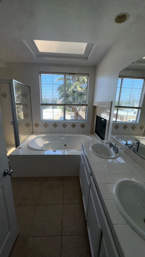 Building Photo - 3 bedroom East Side Costa Mesa Townhome