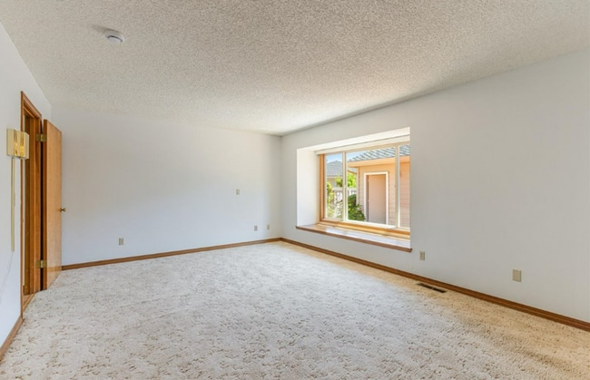 Building Photo - Prime Charbonneau Golf Community Location! 2 Bed, 2.5 Bath + Den, A/C, Washer/Dryer and Garage