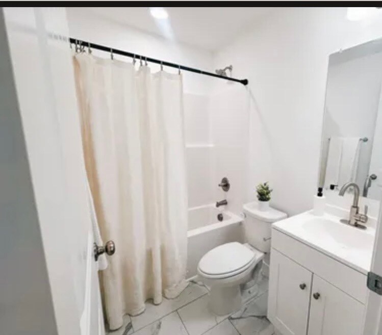 Building Photo - 384 Edgefield St