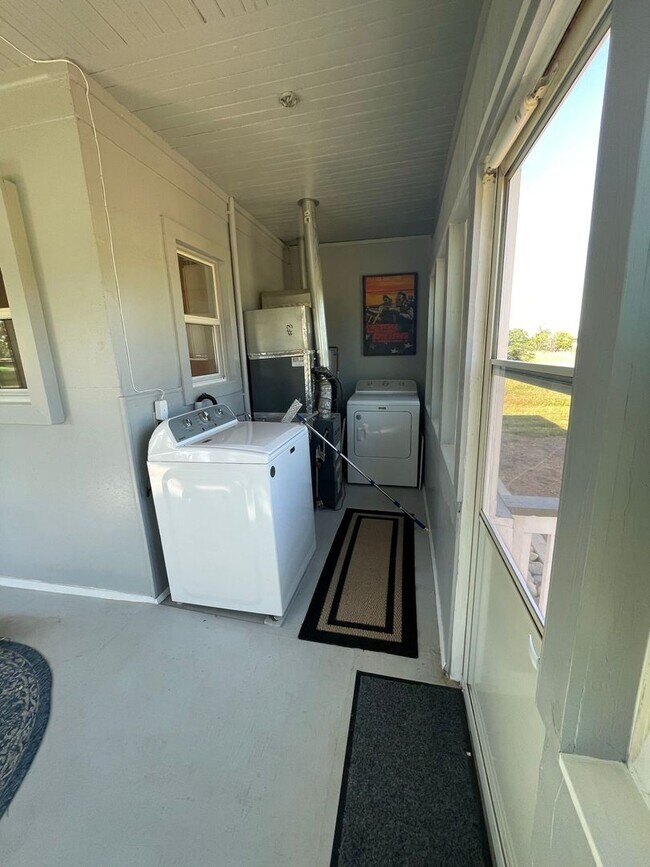 Building Photo - Spacious 3-Bed Home with Large Front & Backyard – Quiet Madera Living