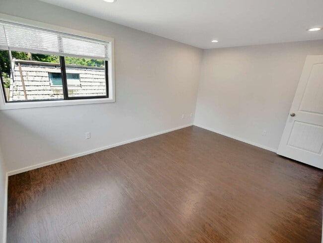 Building Photo - Rare Edmonds duplex now available! This side-by-side townhome-style unit features 2 bedrooms, 1.5...