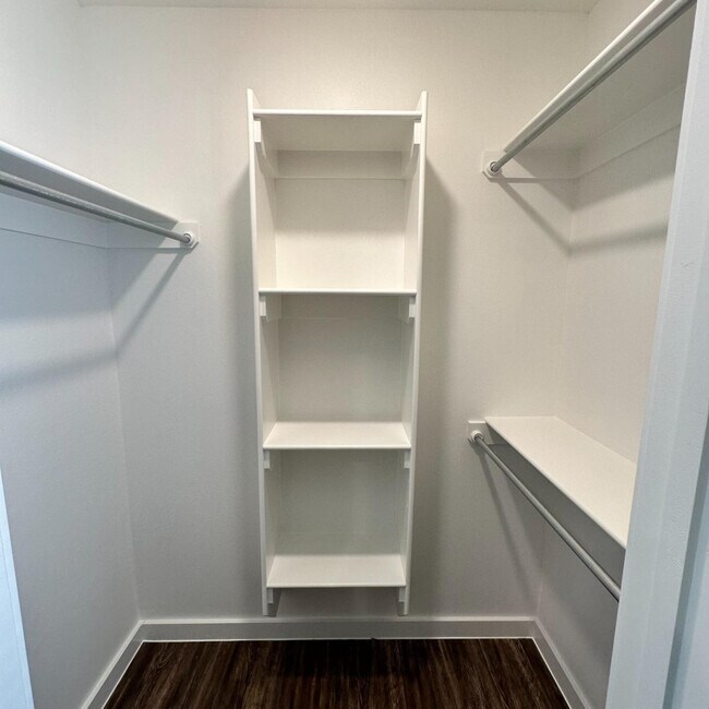 Building Photo - 2059 Kenwood Ave