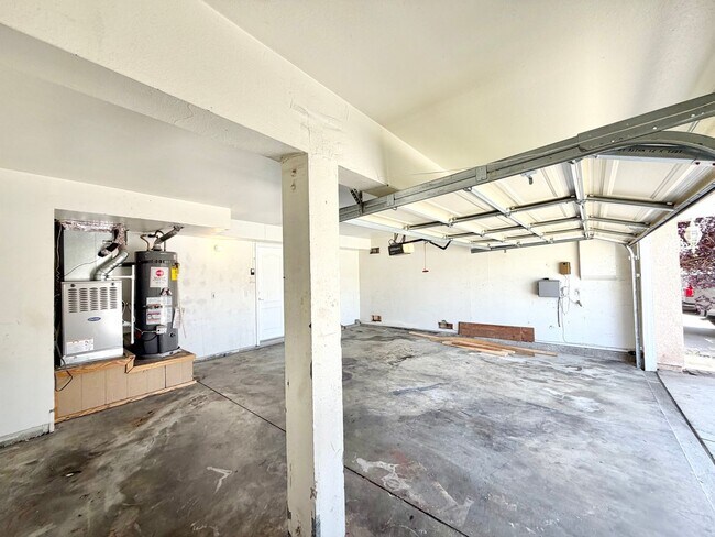 Building Photo - Open-Concept 3 Bedroom 2.5 Bathroom Home with Soaring Ceilings & Spacious Backyard