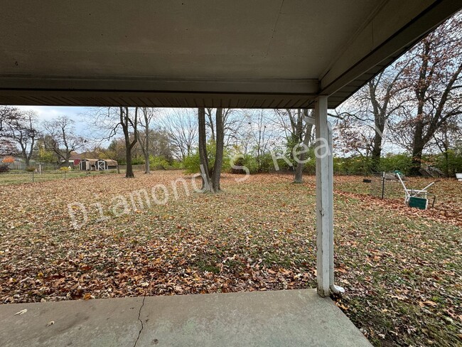 Building Photo - 3 bedroom home available - Huge backyard!