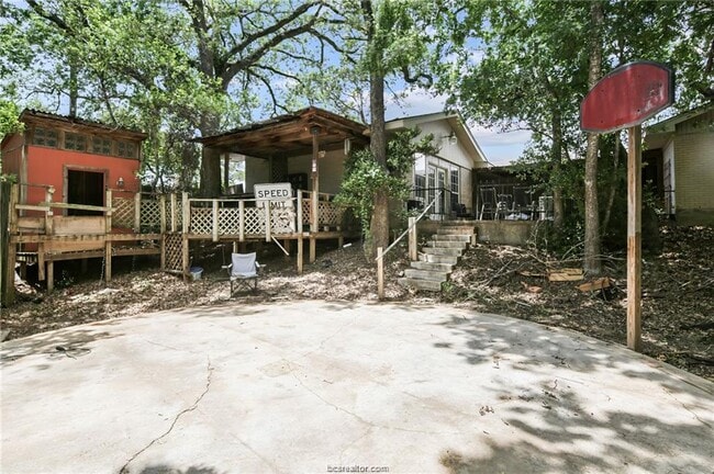 Building Photo - 305 W Brookside Dr